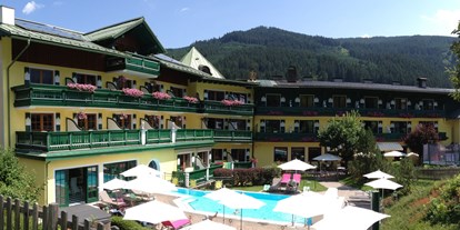 Familienhotel - Kletterwand - PLZ 5611 (Österreich) - Außenansicht Sommer im Familienhotel Sommerhof - Familienhotel Sommerhof