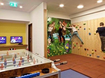 Familienhotel - Kinderwagenverleih - Höggen - Herumturnen an der neuen Boulderwand in der Teenie-Area - Familienhotel Sommerhof