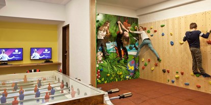 Familienhotel - Umgebungsschwerpunkt: Stadt - Tauplitz - Herumturnen an der neuen Boulderwand in der Teenie-Area - Familienhotel Sommerhof