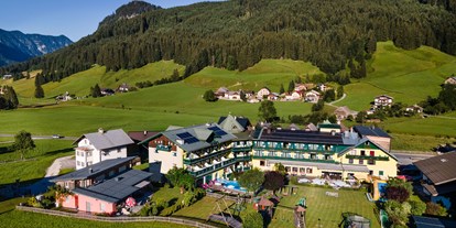 Familienhotel - Umgebungsschwerpunkt: Berg - PLZ 5330 (Österreich) - Außenansicht Sommer mit Gartenanlage - Familienhotel Sommerhof