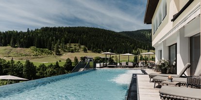Familienhotel - Babyphone - PLZ 8960 (Österreich) - Der neue Infinity-Pool sorgt für Entspannung pur mitten in der Filzmooser Bergwelt. - Hotel …mein Neubergerhof****