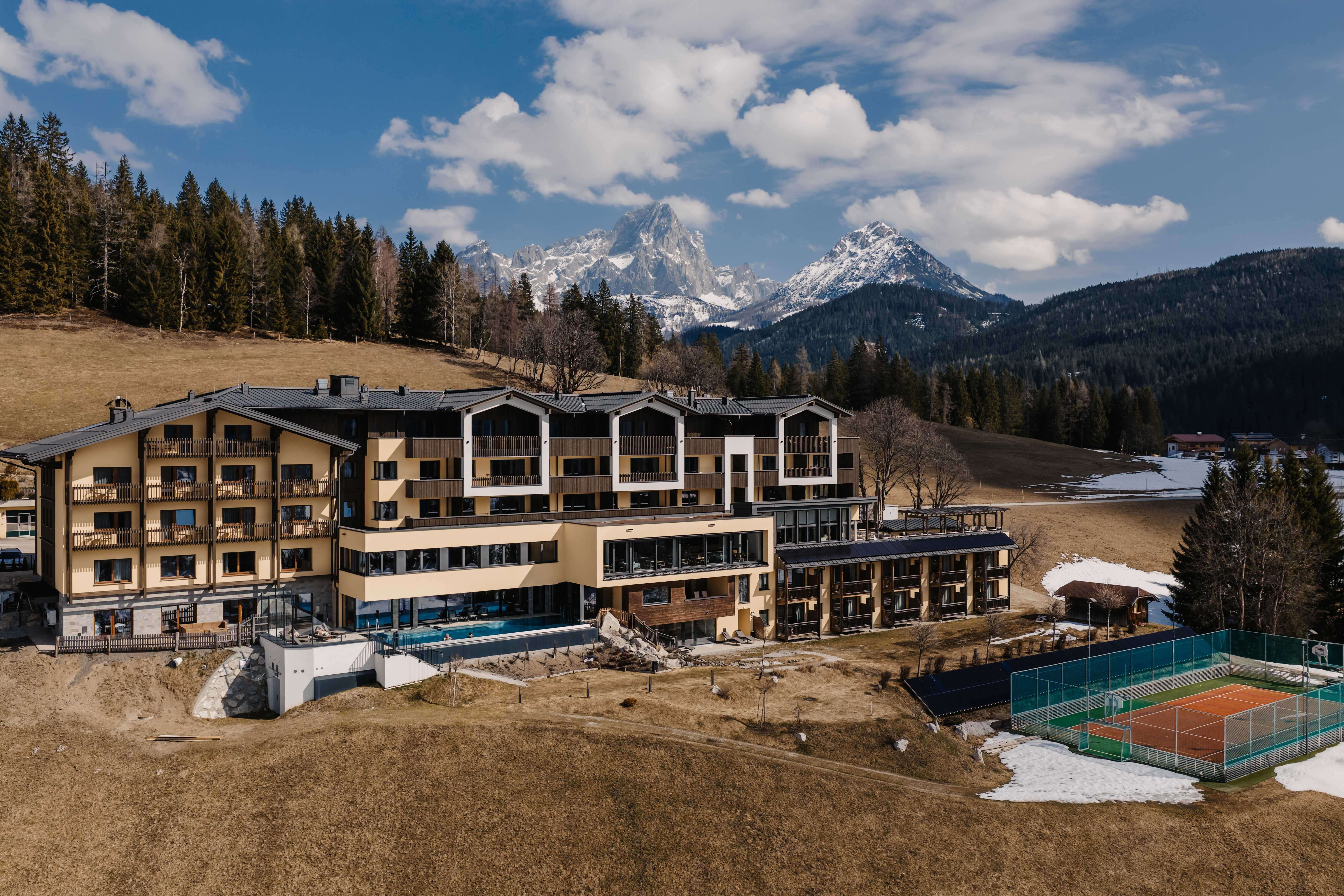 Kinderhotel - Der Frühling hält Einzug in Filzmoos: Rund um den Neubergerhof erwacht die Natur zu neuem Leben, saftige Almwiesen beginnen zu blühen und die klare Bergluft lädt zu unvergesslichen Momenten in der beeindruckenden Salzburger Bergwelt ein. - Hotel …mein Neubergerhof****