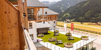 Familienhotel - Kinderbecken - Aussicht - Almfamilyhotel Scherer****s - Familotel Osttirol