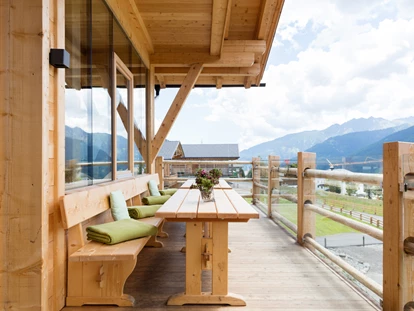 Familienhotel - Teenager-Programm - Österreich - Balkon vor dem Restaurant - Almfamilyhotel Scherer****s - Familotel Osttirol