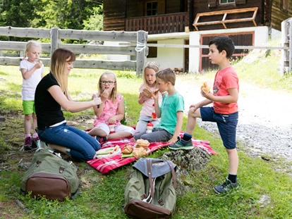 Familienhotel - Teenager-Programm - Österreich - Gemeinsames Picknick - Almfamilyhotel Scherer****s - Familotel Osttirol