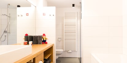 Familienhotel - Suiten mit extra Kinderzimmer - Bad mit Dusche - Almfamilyhotel Scherer****s - Familotel Osttirol