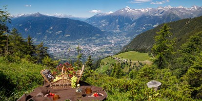 Familienhotel - Sauna - Obereggen (Trentino-Südtirol) - Wandern auf Falzeben - über den Dächern von Meran  - Wohlfühlhotel Falzeben
