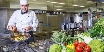 Familienhotel - Klassifizierung: 4 Sterne - Südtirol - Chef Günther in seiner Kochwerkstatt - Wohlfühlhotel Falzeben