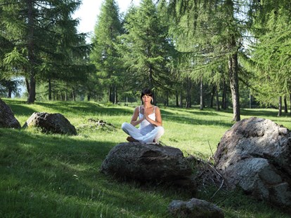 Familienhotel - Umgebungsschwerpunkt: am Land - Italien - Yoga im "Lärchwaldele" - Wohlfühlhotel Falzeben