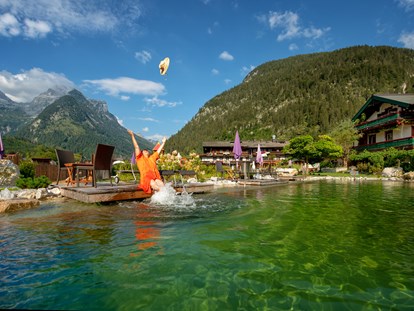 Familienhotel - Schwimmkurse im Hotel - Grießen (Leogang) - Naturschwimmteich - Familien und Vitalhotel Mühlpointhof ***S