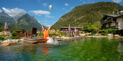 Familienhotel - Schwimmkurse im Hotel - Österreich - Naturschwimmteich - Familien und Vitalhotel Mühlpointhof ***S