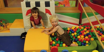 Familienhotel - Umgebungsschwerpunkt: Berg - PLZ 6992 (Österreich) - Babybereich im Kinderspielzimmer - ****Alpen Hotel Post
