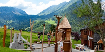Familienhotel - PLZ 6580 (Österreich) - Spielplatz mit Klettermöglichkeit, Rutsche, Sandkasten, Wasserpumpe, Dreiradrange, Schaukel,.... - ****Alpen Hotel Post