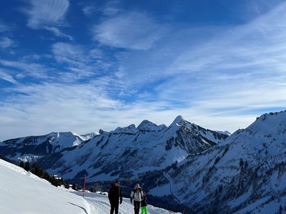 Familienhotel - Skilift - Hochkrumbach - geführte Winterwanderung mit Chefin Nicole - ****Alpen Hotel Post