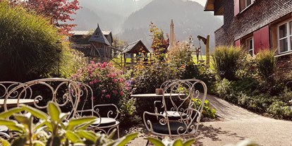 Familienhotel - Babybetreuung - Wertach - Terrasse mit Blick zum Abenteuerspielplatz - ****Alpen Hotel Post