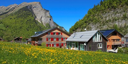 Familienhotel - Pools: Innenpool - Vorarlberg - Außeansicht - ****Alpen Hotel Post