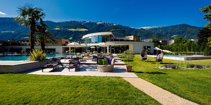 Familienhotel - Spielplatz - PLZ 6456 (Österreich) - Schöne Gartenanlage rund um die Outdoor-Pools - Familien - und Wellnesshotel Prokulus