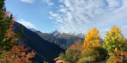 Familienhotel - Umgebungsschwerpunkt: Berg - Engadin - Aussicht vor dem Apartment Hotel im Herbst - Davos Wiesen - Schweiz - Aparthotel Muchetta