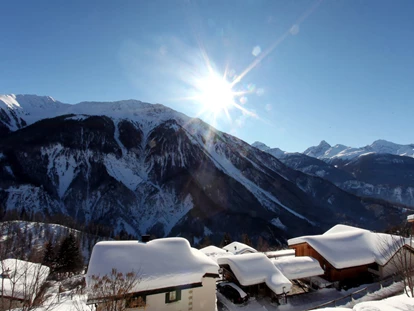 Familienhotel - Skikurs direkt beim Hotel - Flims Waldhaus - Winteraussicht vom Aparthotel Muchetta - Davos Wiesen - Graubünden - Schweiz - Aparthotel Muchetta
