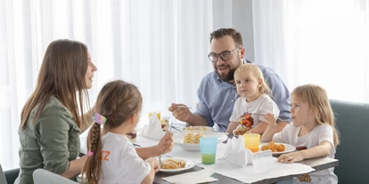 Familienhotel - Suiten mit extra Kinderzimmer - Kleinmutschen / Pervane - Familie beim Essen - Thermenhotel Kurz****