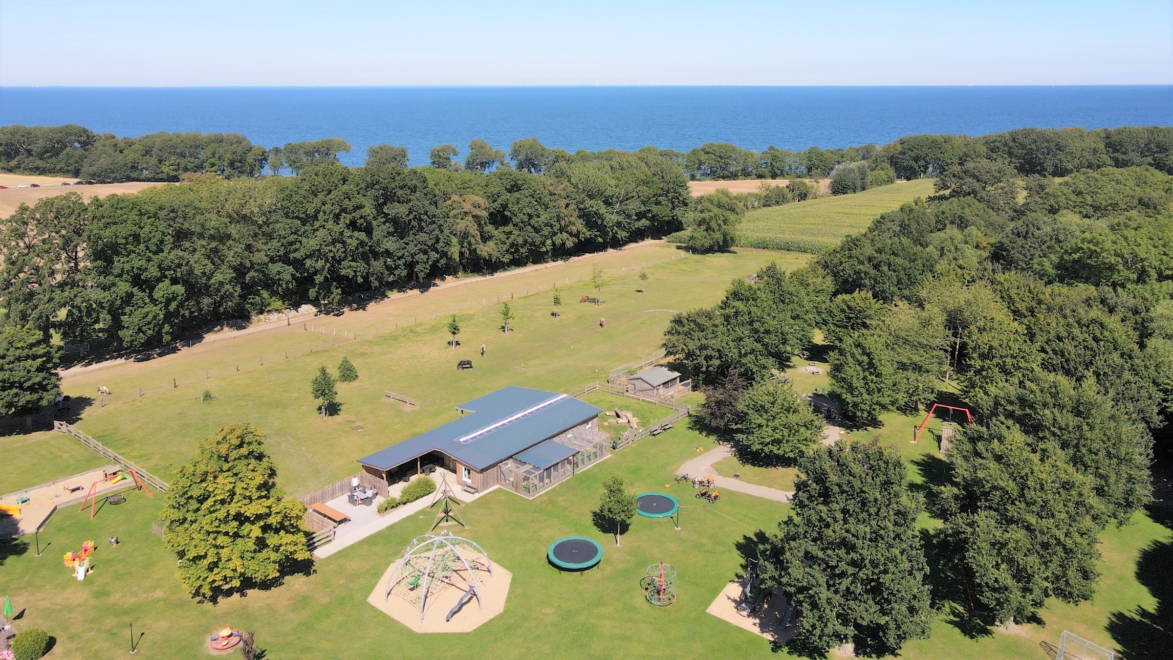 Kinderhotel - Luftbild vom Spielplatz - Ferienbauernhof Gut Katharinenhof