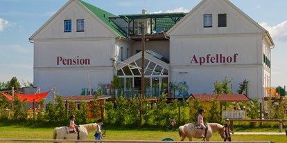 Familienhotel - Garten - Köppel - Pension Apfelhof mit Reitplatz - Pension Apfelhof***