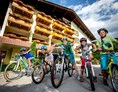 Kinderhotel: Sommeransicht Hotel mit Radler - Familien- & Sporthotel Kärntnerhof