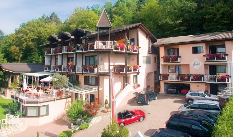Kinderhotel: Blick auf unser Hotel mit schöner Terrasse - Familien & Wohlfühlhotel Elisabeth