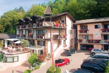 Kinderhotel: Blick auf unser Hotel mit schöner Terrasse - Familien & Wohlfühlhotel Elisabeth