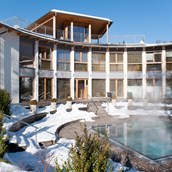 Kinderhotel: Außenansicht im Winter Hotel Eschenhof - Ortners Eschenhof - Alpine Slowness