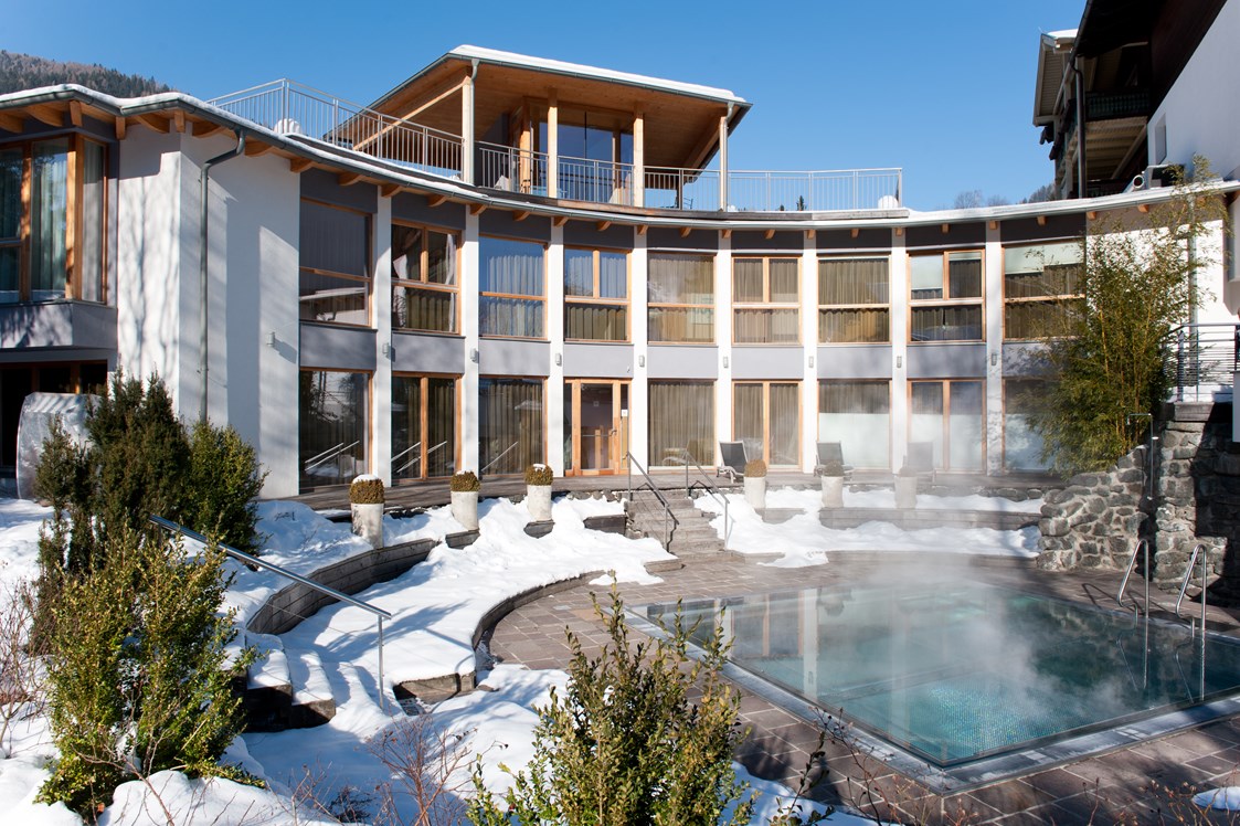 Kinderhotel: Außenansicht im Winter Hotel Eschenhof - Ortners Eschenhof - Alpine Slowness