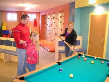 Kinderhotel: 4 verschiedene Spielräume , Indoor Spielestadl mit Heuhüpfen und Trampolin, im Heu schlafen,  Hühnernester,  Sandplatz, Fußballplatz,  Go Karts, im Winter täglich beleuchtete Bobpiste ………..
Die Kinder können zusätzlich zum KUH-len Bauernhof Diploms mit den täglichen Programmen auch das tolle tägliche Angebot am Hof von 8 Uhr bis 21 Uhr genießen

Ob Groß oder Klein – für Alle ist etwas dabei:

Unser großer  Spieleraum mit Tischtennis, Billard, Dart, Rutsche, 2 Traktoren viele Bausteine, Spieleteppich, Wandspiele,  für Groß und Klein steht  zur Verfügung - Der KUH-le Bio-Baby-Kinder-Bauernhof & Hotel Matlschweiger