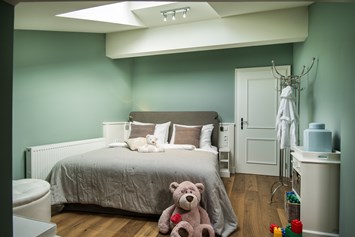 Kinderhotel: Familienzimmer mit eigenem Kinderzimmer im Hotel Gut Weissenhof - Hotel Gut Weissenhof ****S