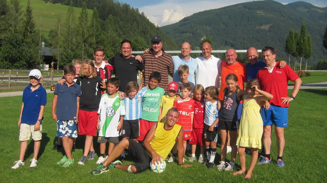 Kinderhotel: Fußball spielen mit Kidi´s, Teenies und Eltern im Hotel Gut Weissenhof - Hotel Gut Weissenhof ****S