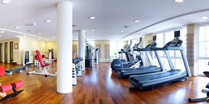 Familienhotel - Umgebungsschwerpunkt: Therme - Fitnessraum mit Panorama-Blick im Hotel Gut Weissenhof - Hotel Gut Weissenhof ****S