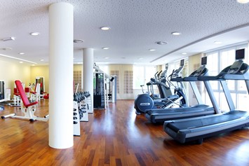 Kinderhotel: Fitnessraum mit Panorama-Blick im Hotel Gut Weissenhof - Hotel Gut Weissenhof ****S
