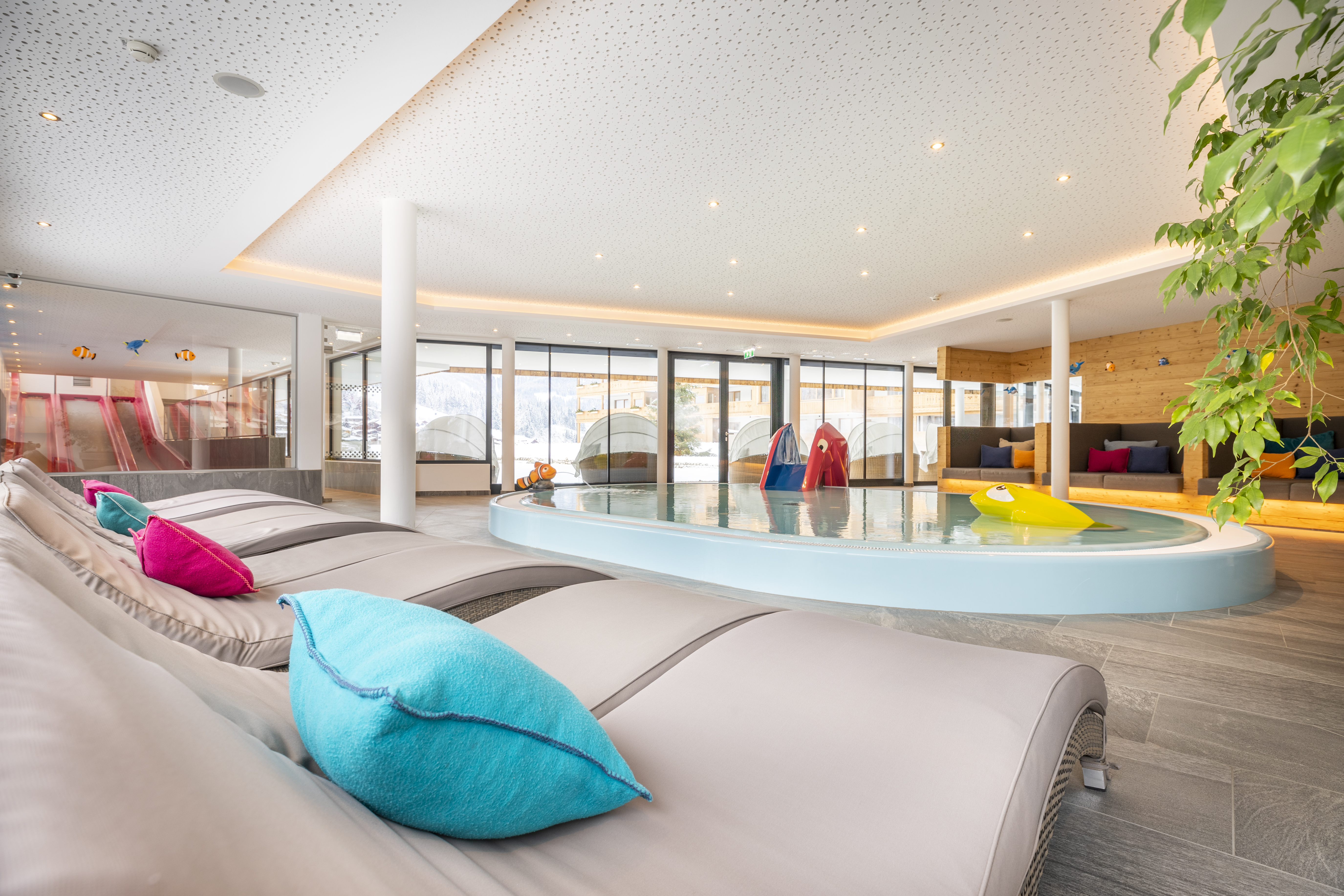 Familienhotel - Pongau - Indoor Kinderpool mit Trioslide-Rutsche - Central - Holiday Resort Flachau
