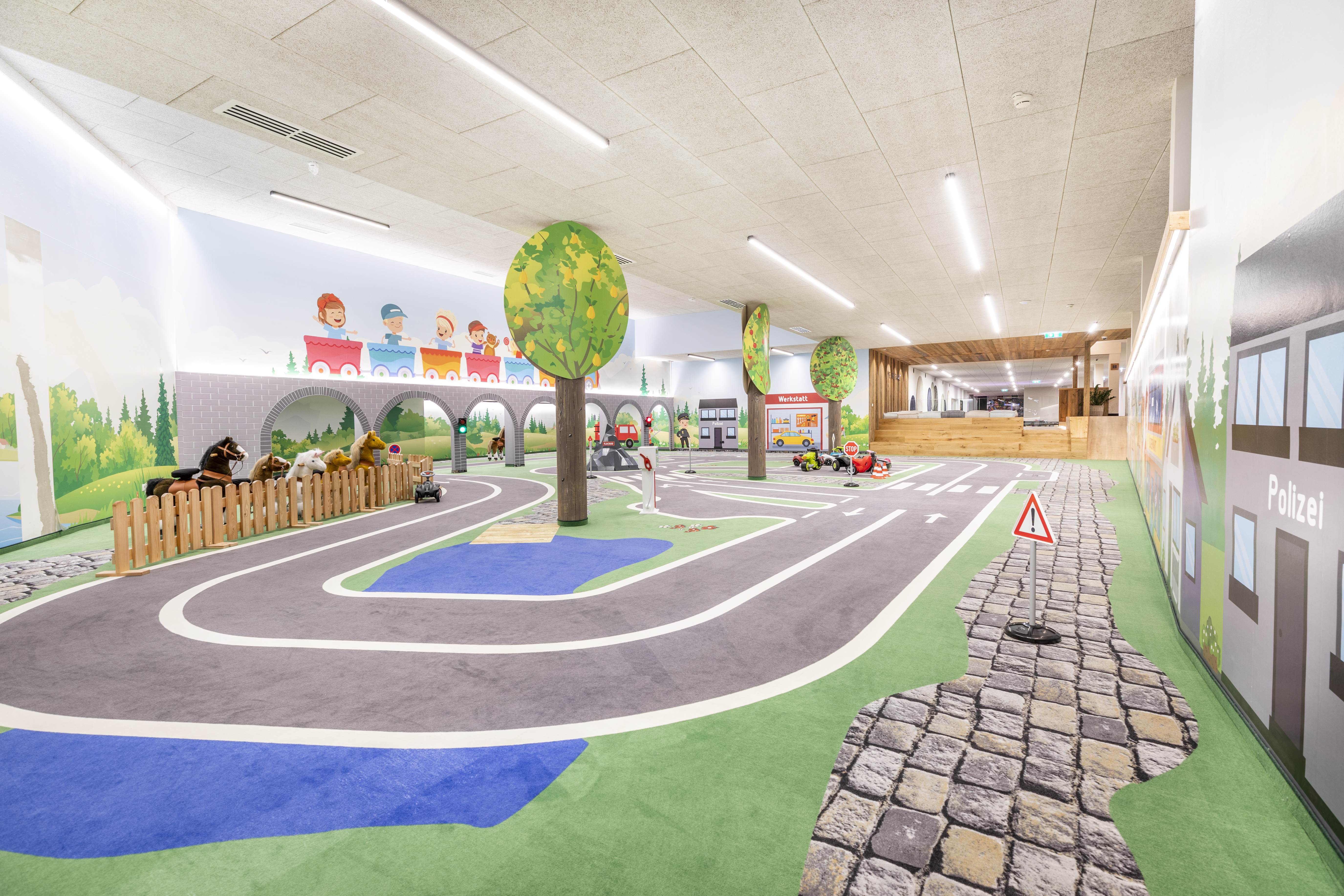 Kinderhotel: Bobbycar-Bahn - Central - Holiday Resort Flachau