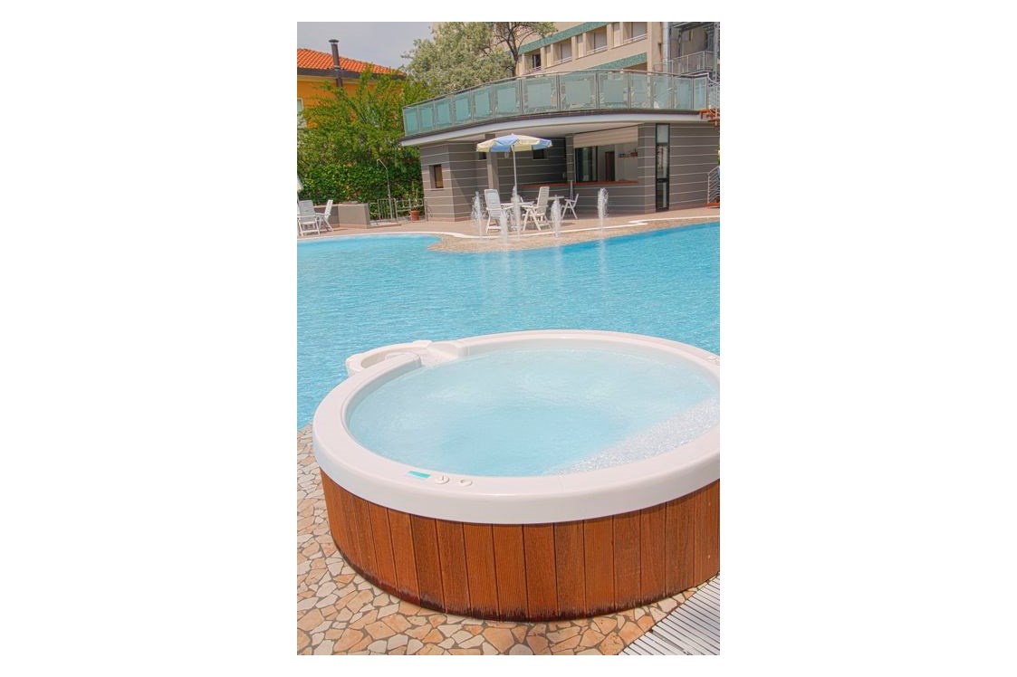 Kinderhotel: Pool mit Whirlpool und Kinderbecken - Club Family Hotel Milano Marittima