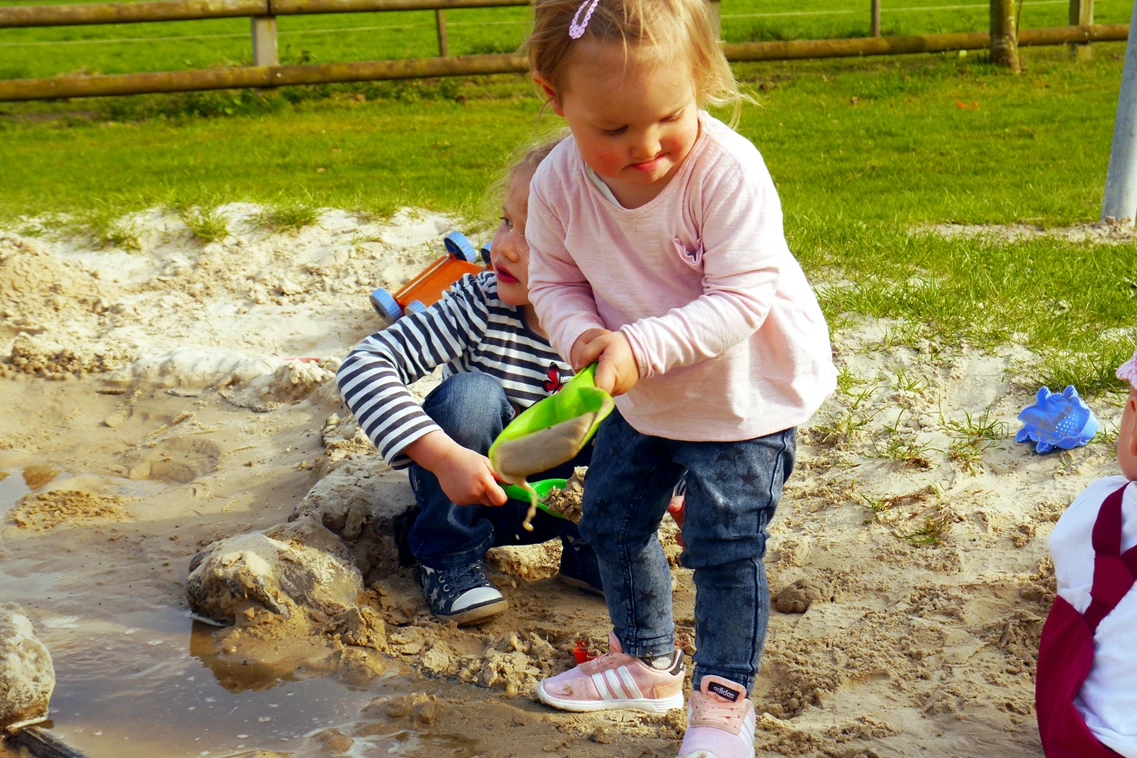 Kinderhotel: Sandspielen  - Familotel Landhuus Laurenz