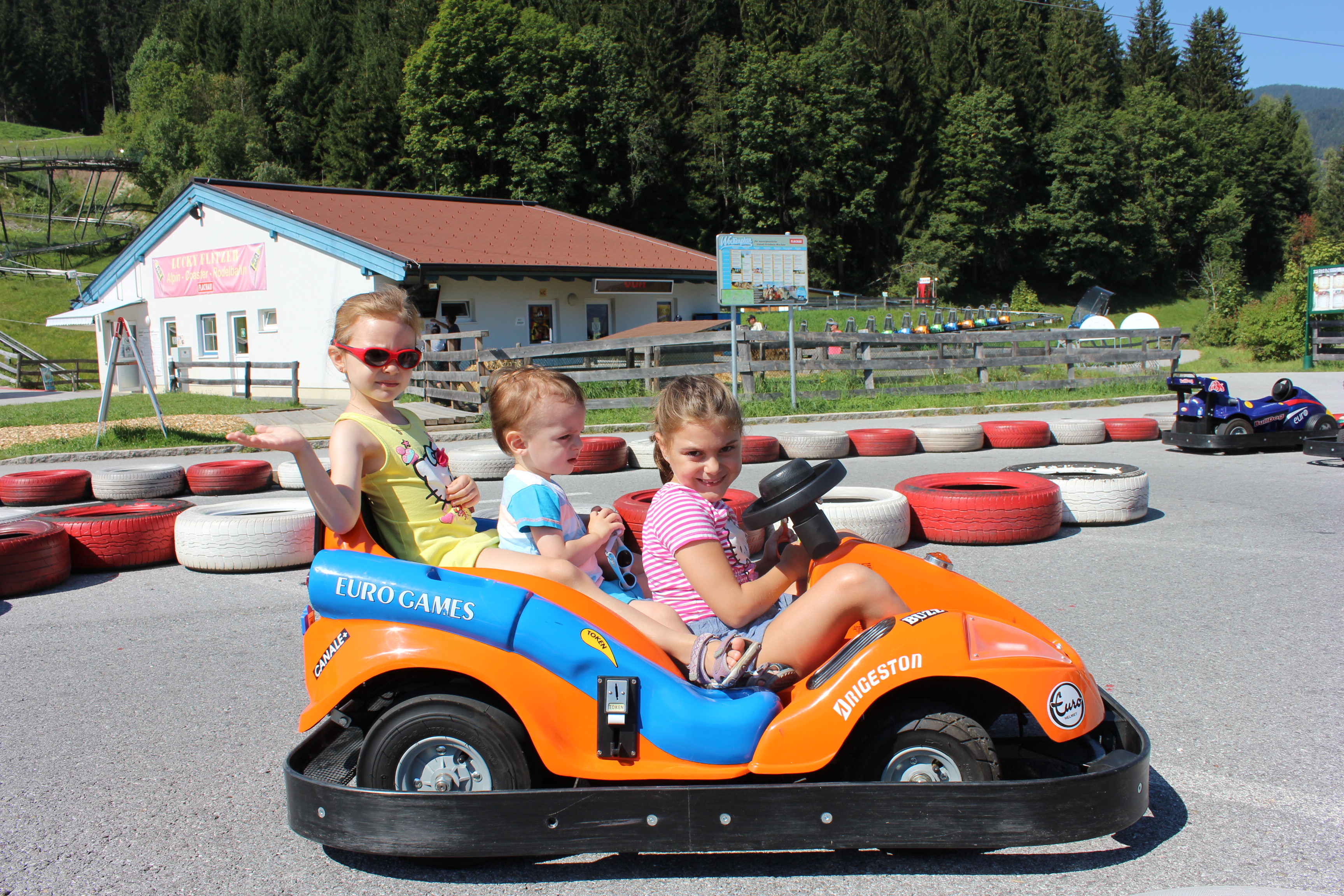 Kinderhotel: Lucky's Familien-Aktivprogramm mit Wanderungen, Radtouren, Minigolf, Basteln, Malen, Grillen in der Grillhütte, uvm. mit prof. Betreuern für versch. Altergruppen und die ganze Familie. - Schlosshotel Lacknerhof****S Flachau