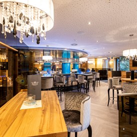 Kinderhotel: Genießen Sie einen Cocktail in unserer neuen Crystal Lounge! - Schlosshotel Lacknerhof****S Flachau