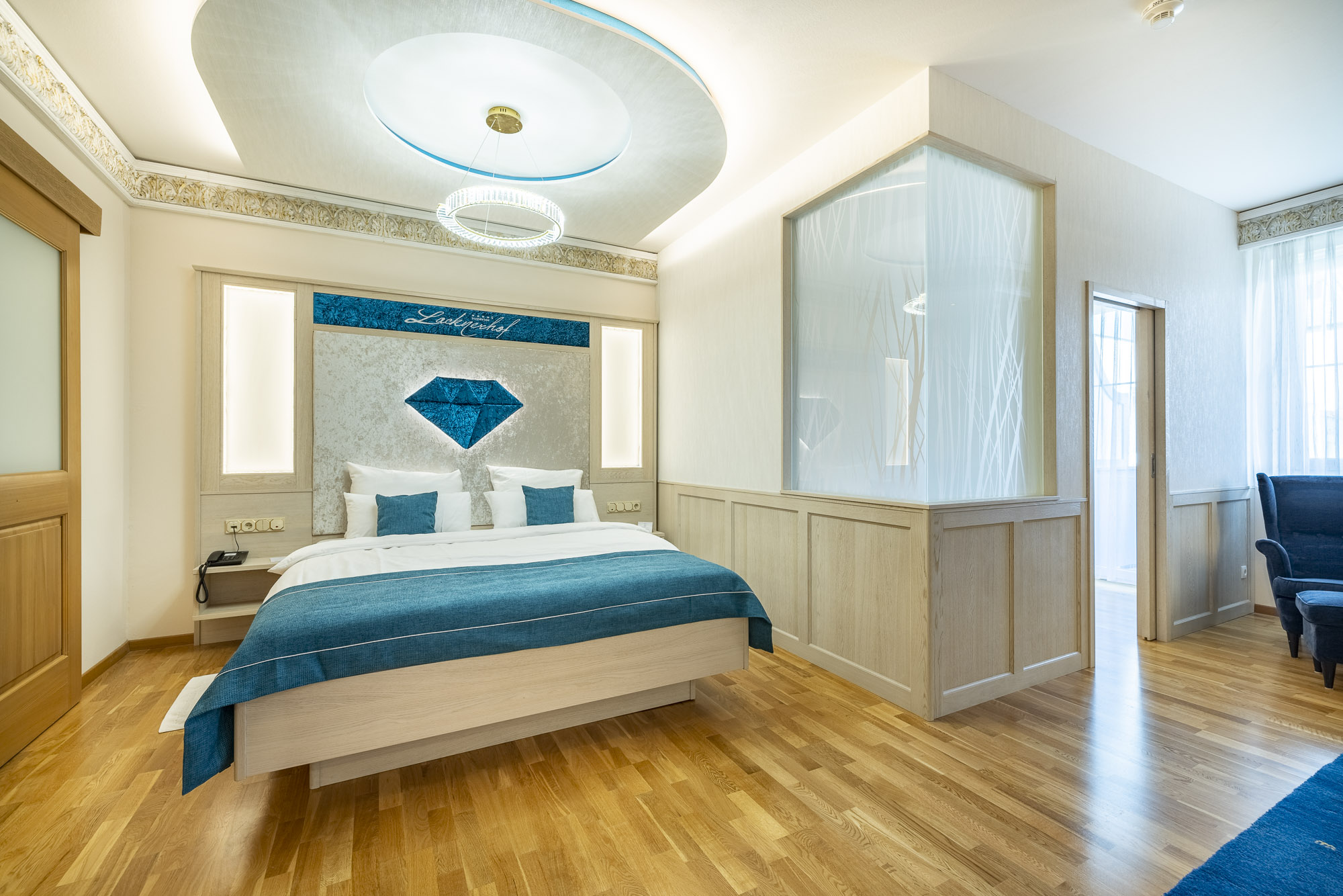 Kinderhotel: Unsere neuen Familien-Crystal-Suiten mit Schlafzimmer, Kinderzimmer und Wohnzimmer, 3 TV, 2 WC, Bad mit Dusche, Romantikbadewanne, Balkon. - Schlosshotel Lacknerhof****S Flachau