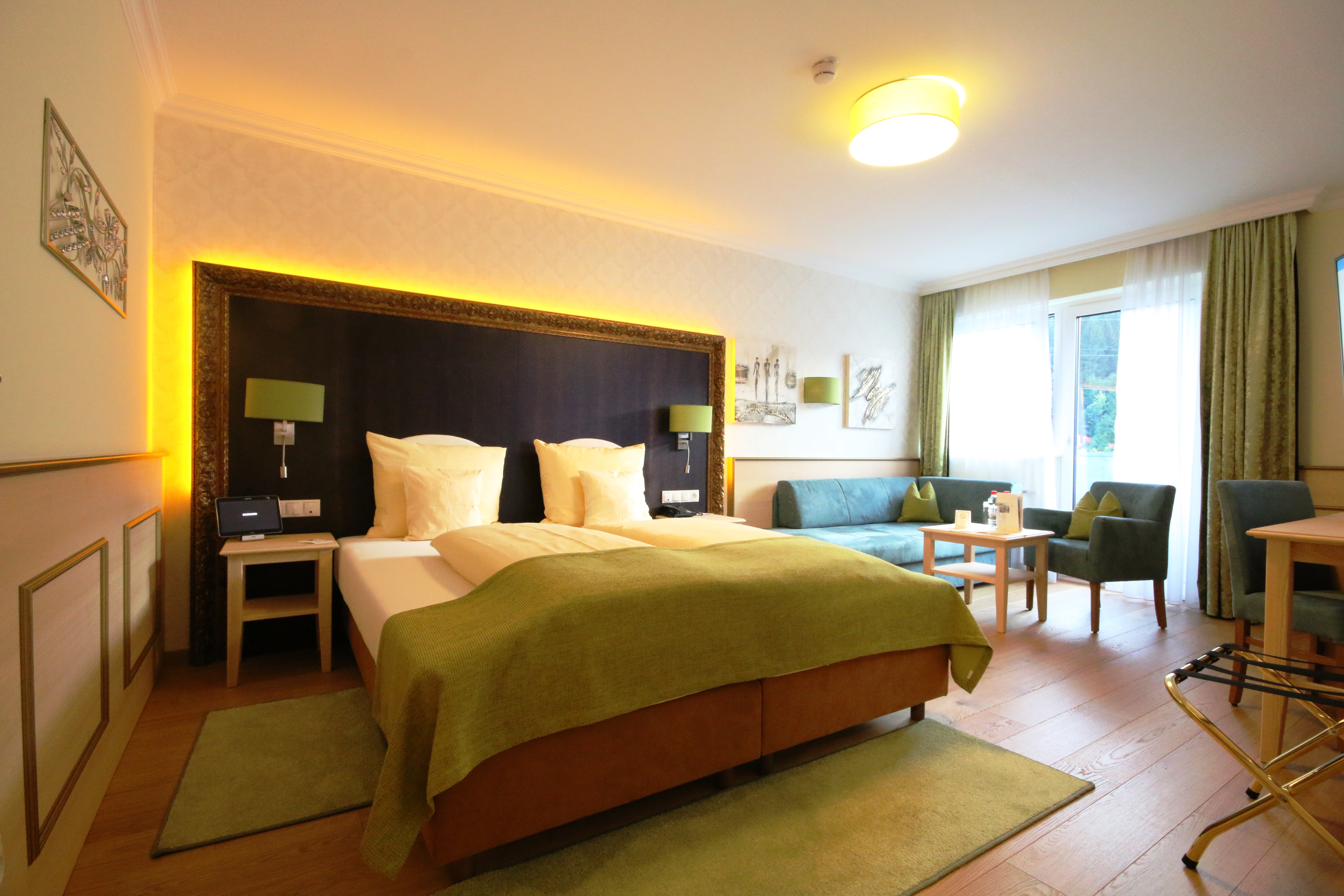 Kinderhotel: Die Juniorsuite liefert Ihnen ein wahrliches Urlaubsgefühl. Auch Ihre Kinder finden in dieser Zimmerkategorie viel Platz und Sie haben auch die Möglichkeit bis zu 5 Personen mitzunehmen! Lass Sie Ihren Urlaub beginnen. - Schlosshotel Lacknerhof****S Flachau