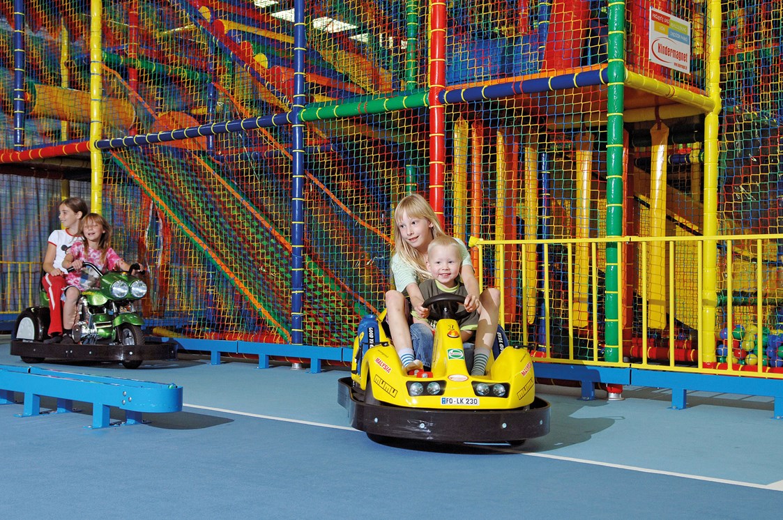 Kinderhotel: YOKI AHORN Kinderspielwelt Innen mit Kinder-Go-Kart - AHORN Panorama Hotel Oberhof