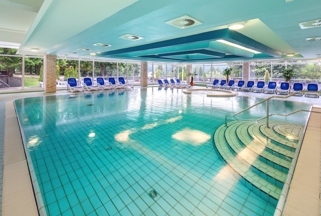 Kinderhotel: Innen-Pool mit Whirlpool - AHORN Panorama Hotel Oberhof
