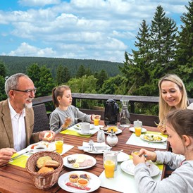Kinderhotel: Frühstück auf unserer Terrasse - AHORN Panorama Hotel Oberhof