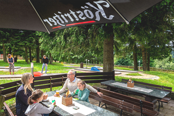 Kinderhotel: Biergarten im Grünen mit Blick auf den Thüringer Wald - AHORN Panorama Hotel Oberhof