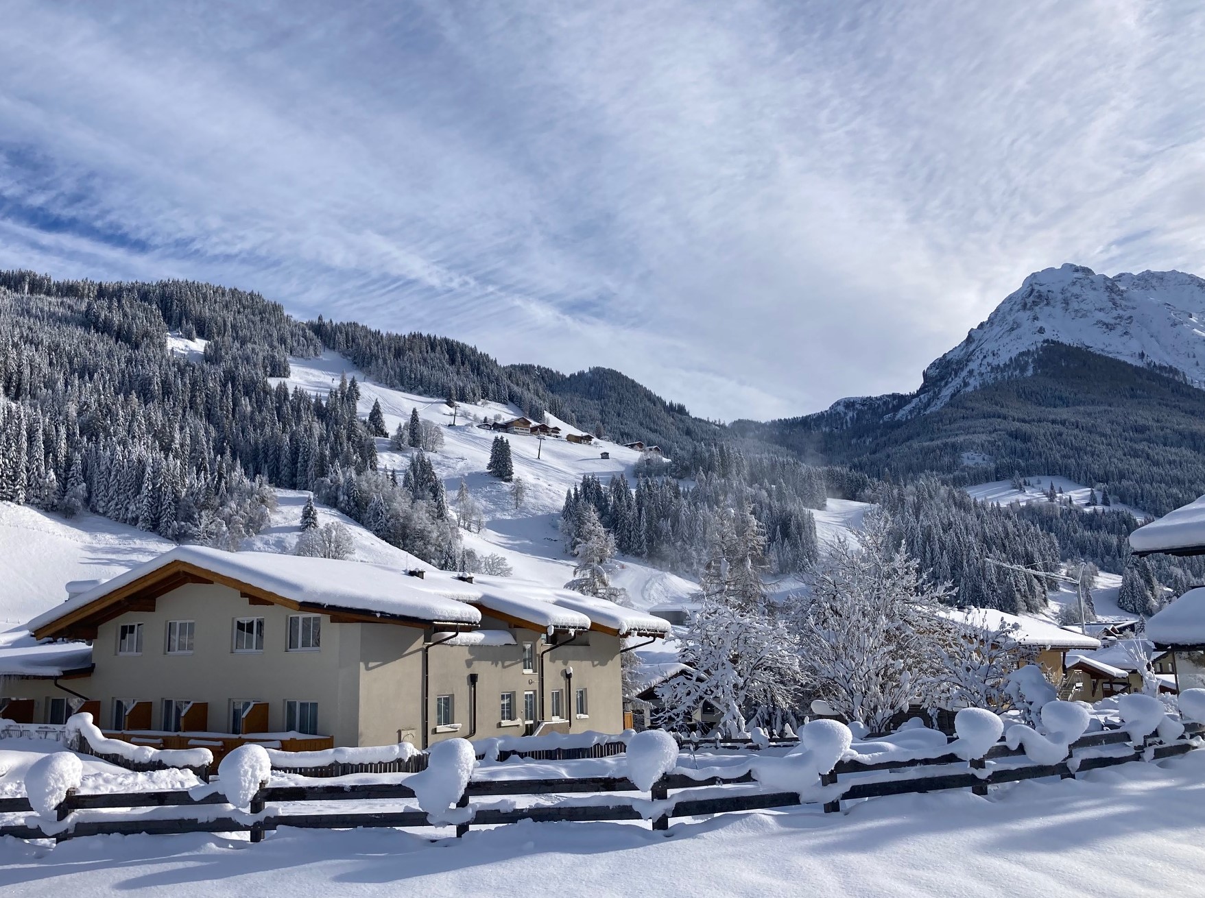 Familienhotel: Aussenansicht Winter von der Loipe aus  - Familienhotel Botenwirt 