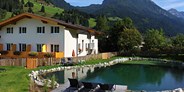 Familienhotel - PLZ 8972 (Österreich) - Außenansicht mit Schwimmteich - Familienhotel Botenwirt ***S